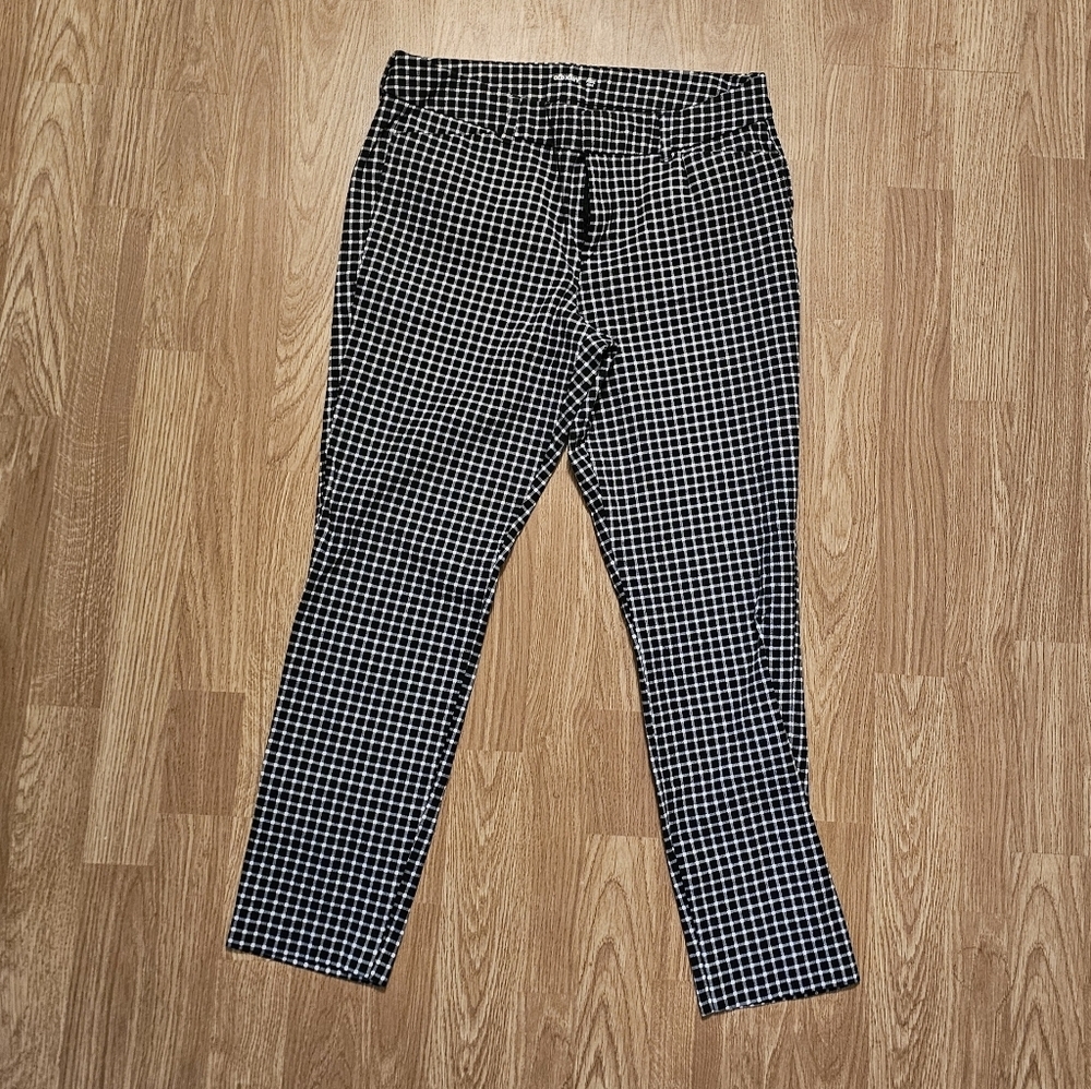 Old Navy Black and White Plaid Pants Size 8